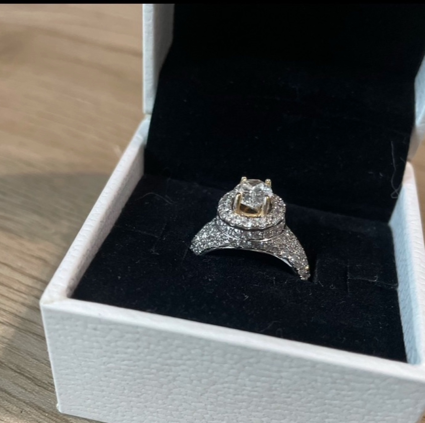 Gorgeous Oval Halo Diamond Ring - photo 2