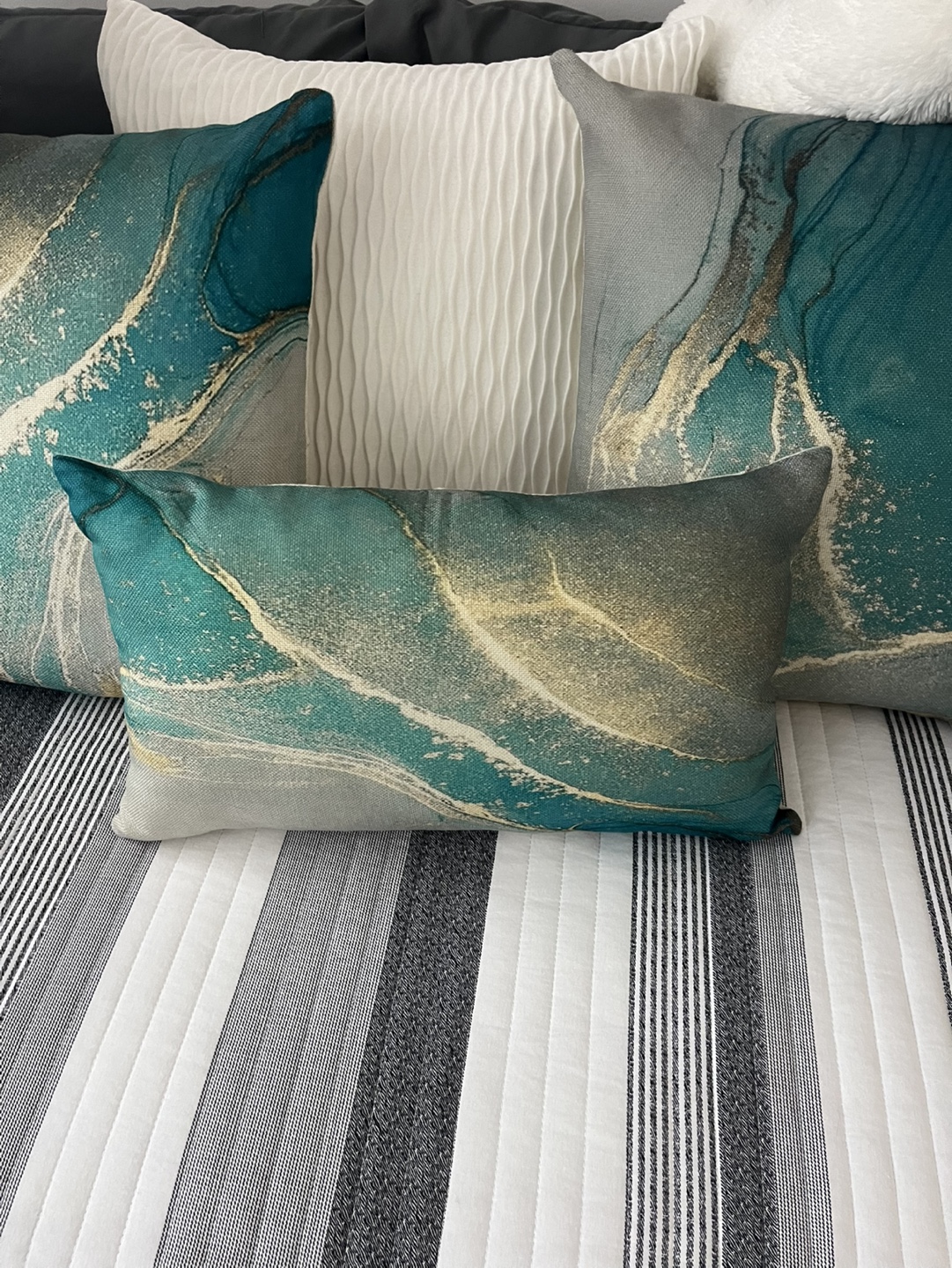 Pillow covers 4 available in each size. - photo 2