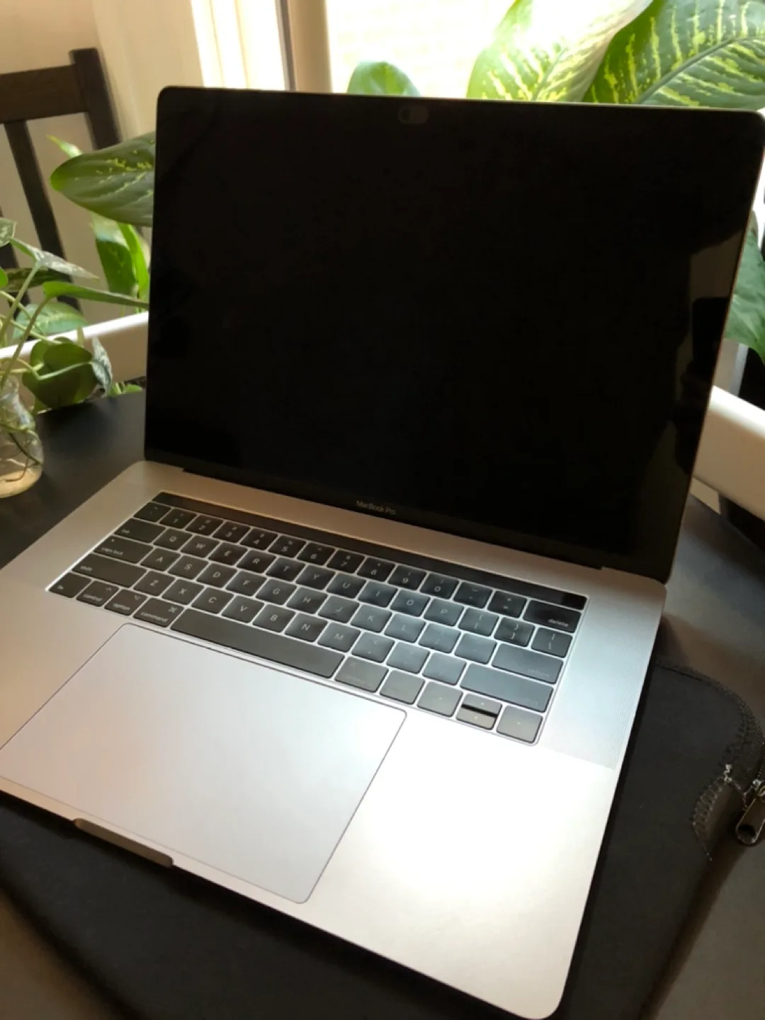 15-inch MacBook PRO, Core i7, 16GB Memory, 512GB SSD image indicator(2)