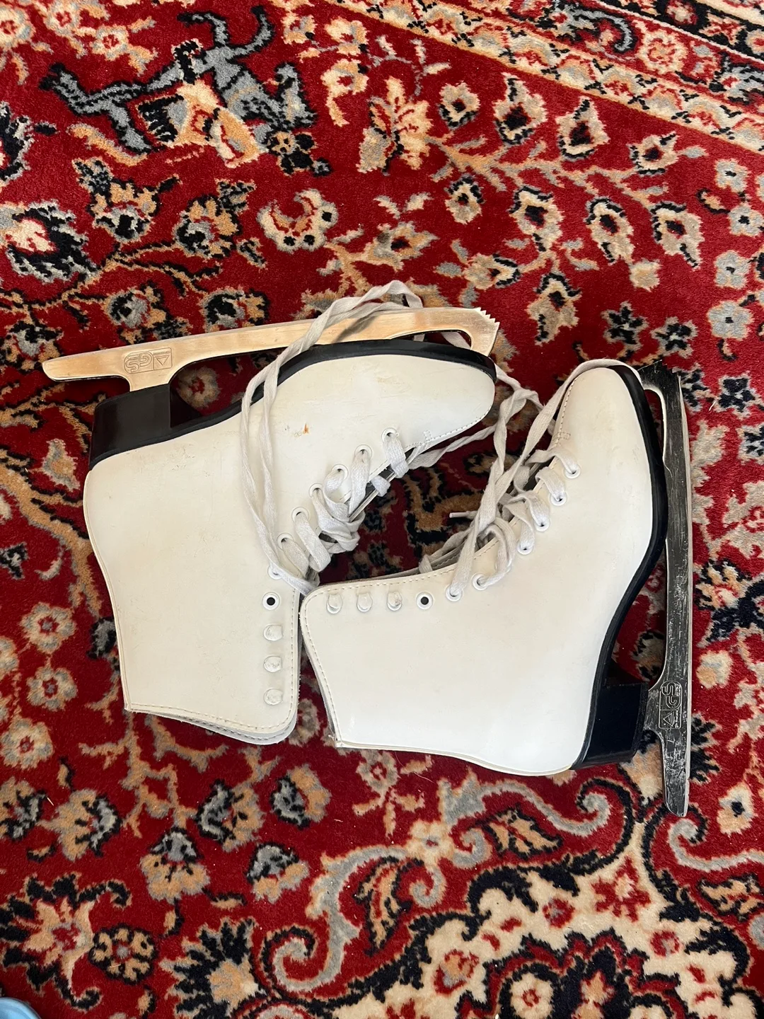 Girls Figure Skates - Size 4 image indicator(2)