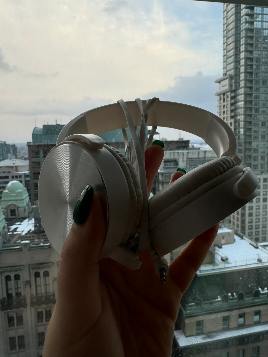 White Wired Headphones thumbnail