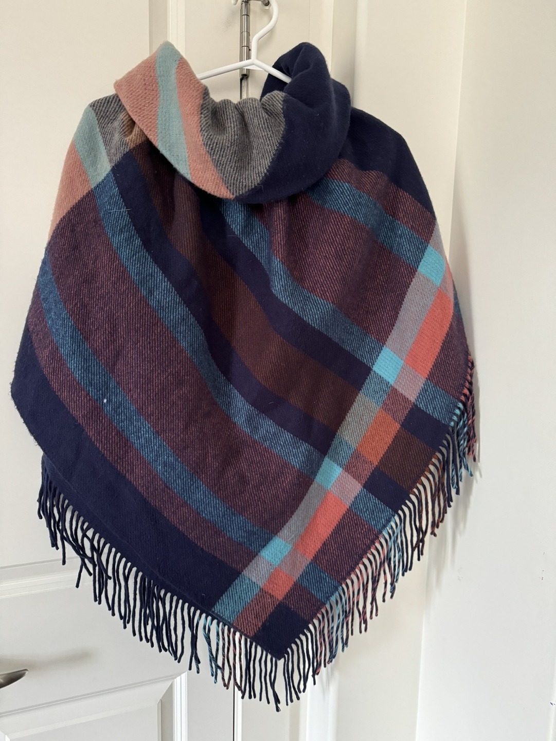 Cozy hooded poncho with plaid pattern - photo 2