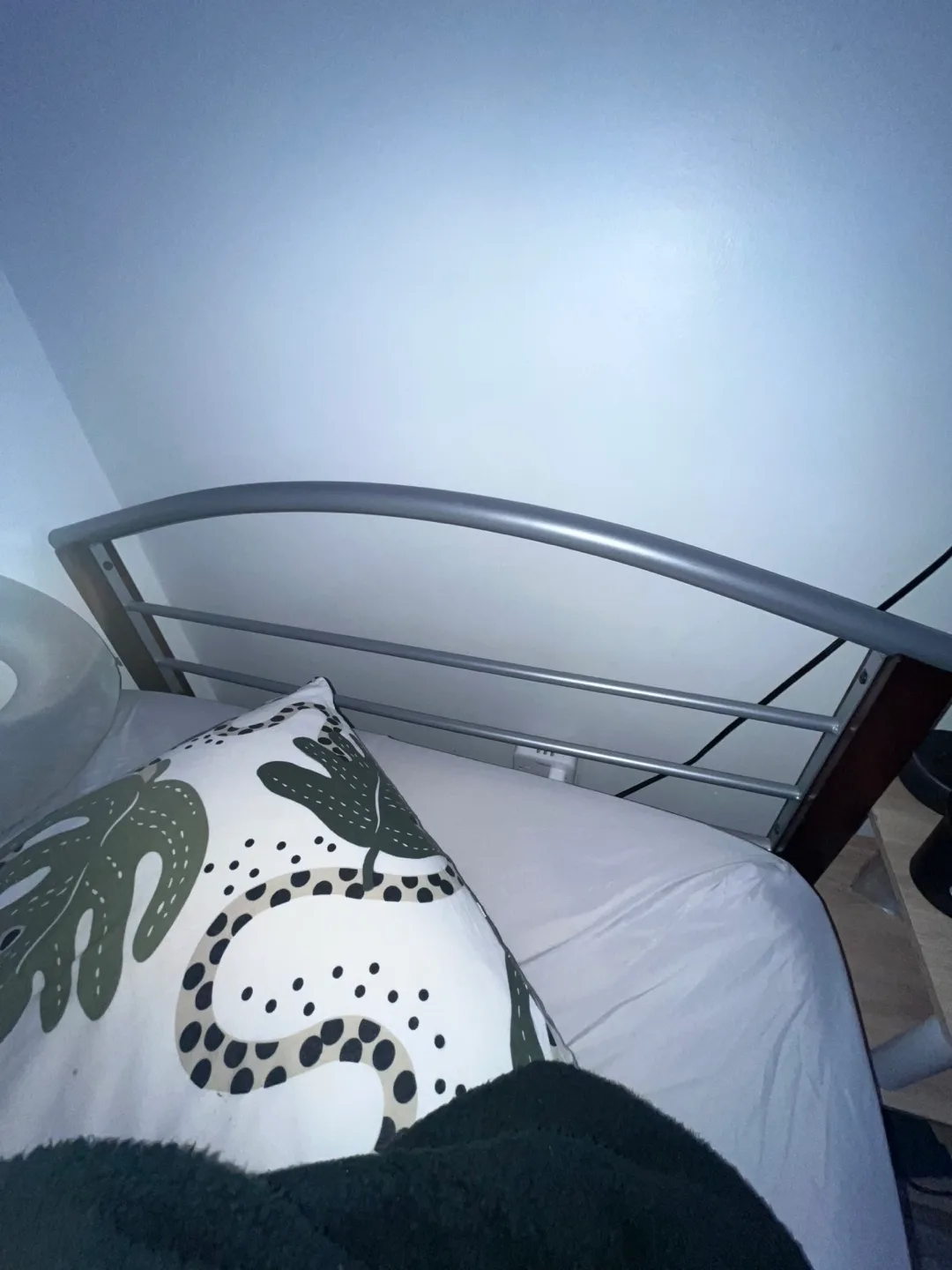 Twin-size bed frame NEED GONE ASAP image indicator(2)