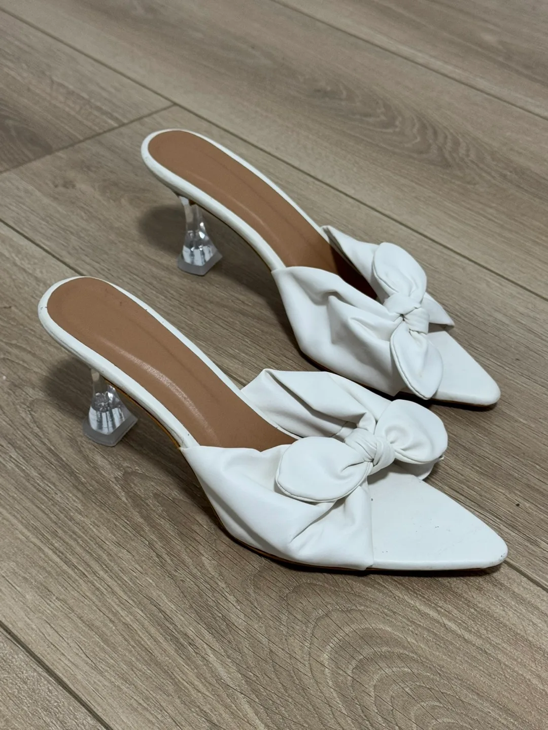 White Bow Heels, Size 7 image indicator(2)