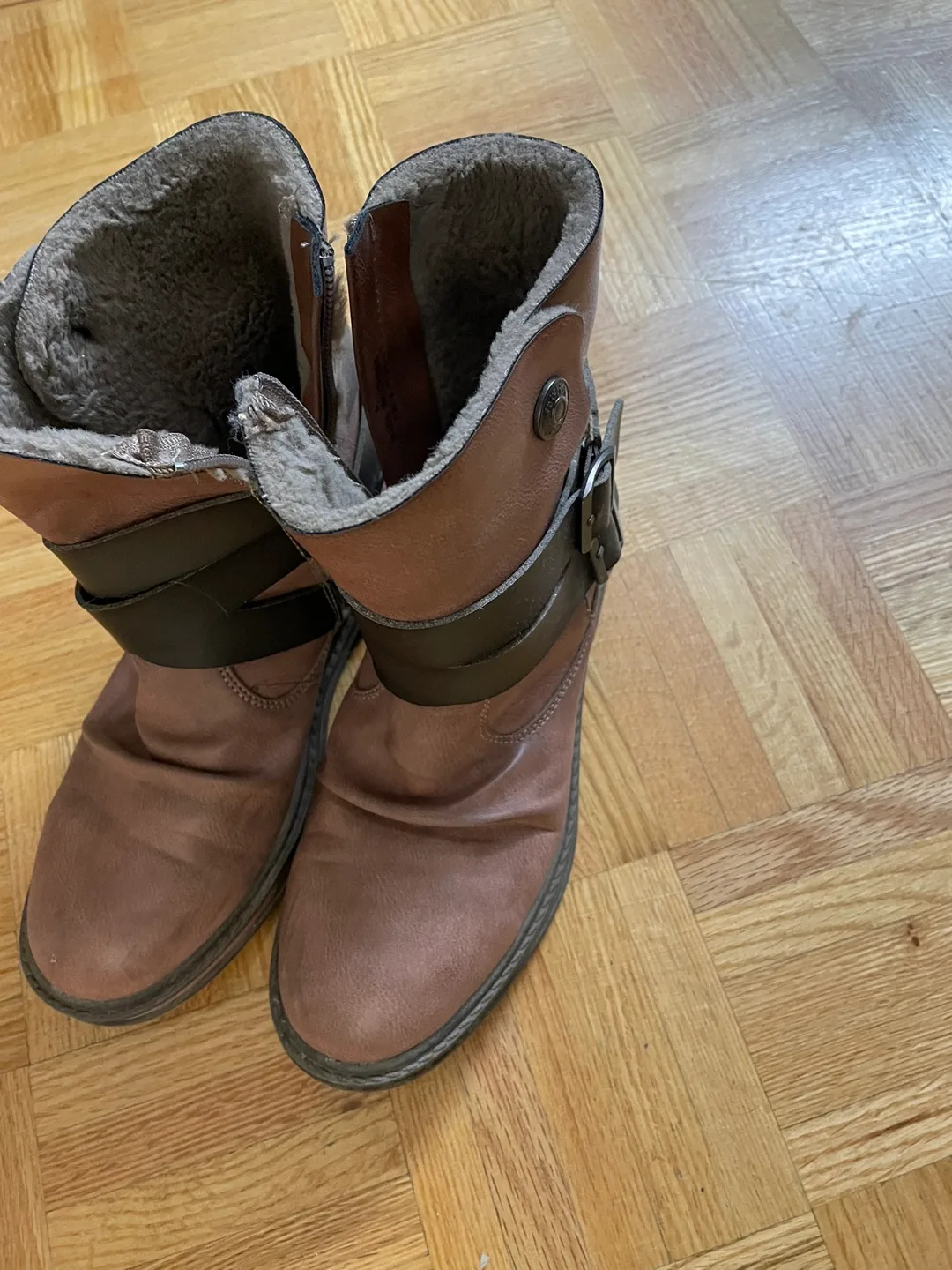 Women's Brown Winter Boots & Grey & Purple Zip-Up Hoodies thumbnail