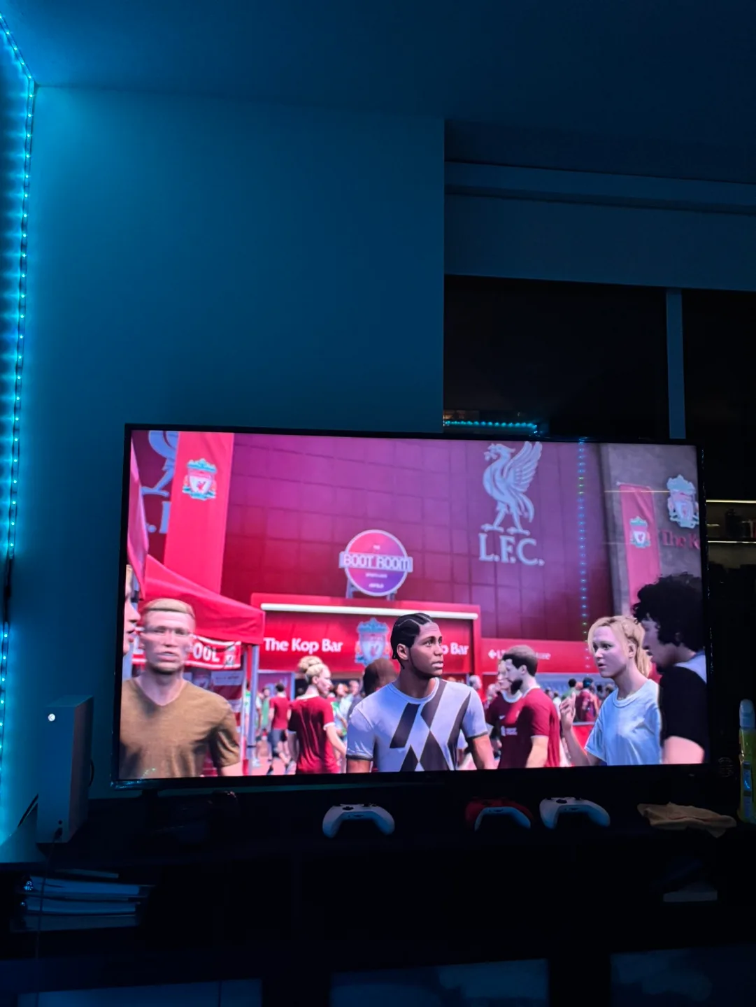 Xbox Series S Console With 4 Controllers image indicator(4)