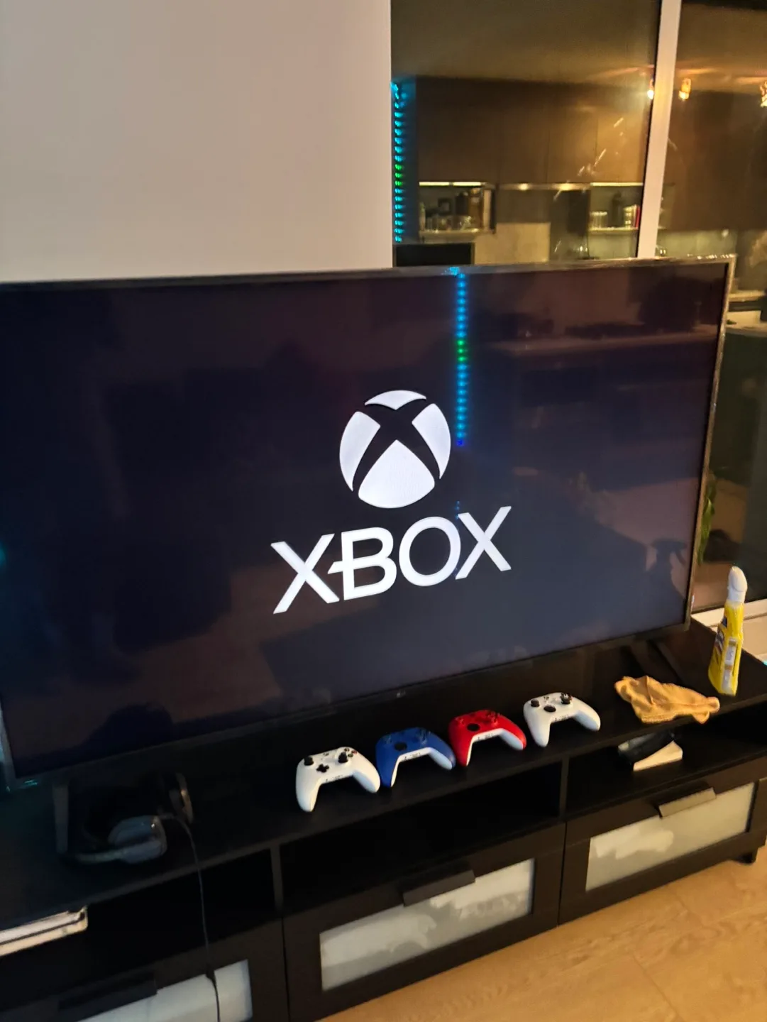 Xbox Series S Console With 4 Controllers image indicator(2)