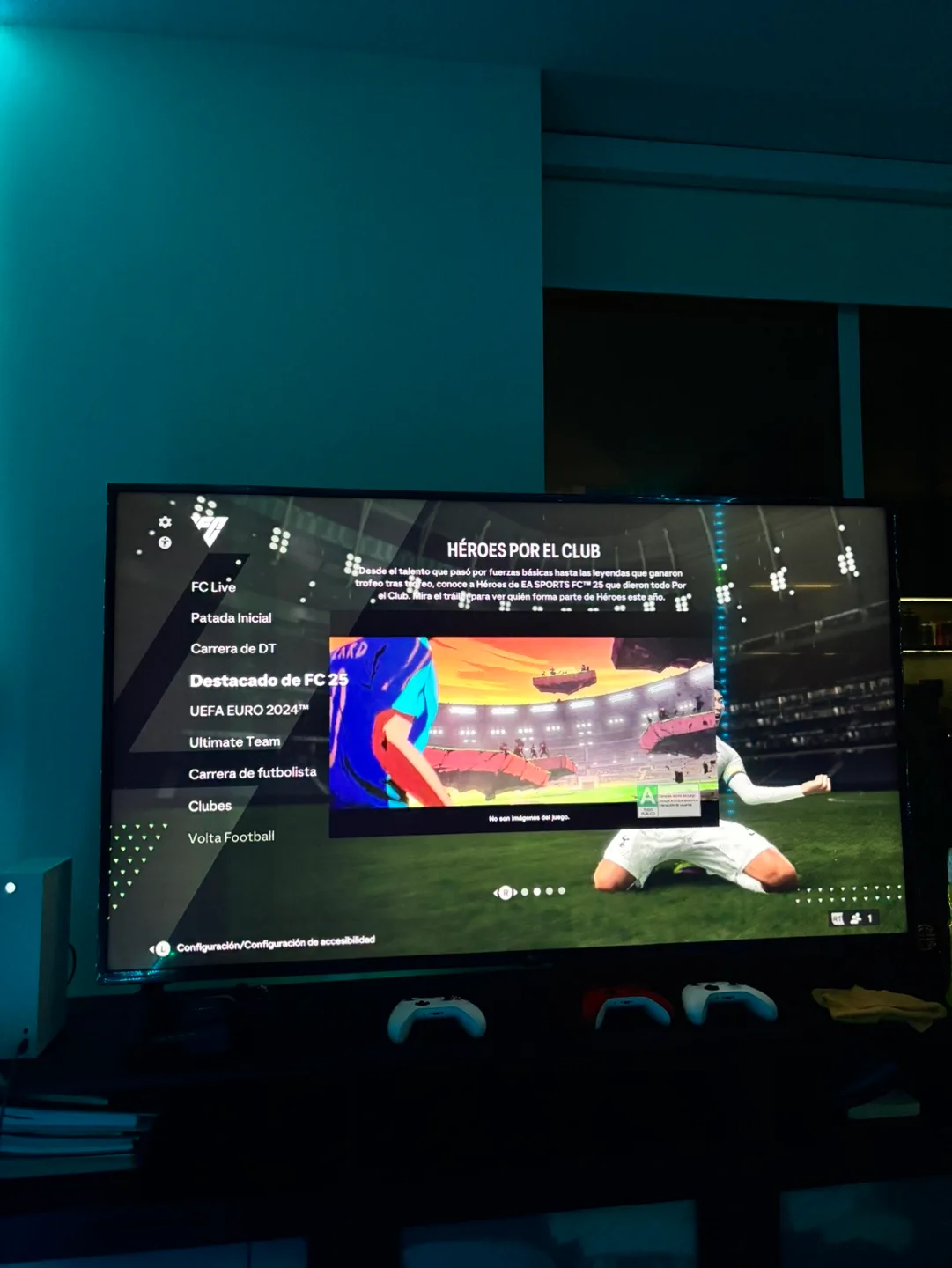 Xbox Series S Console With 4 Controllers image indicator(3)