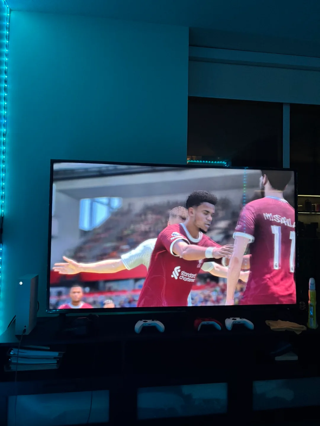 Xbox Series S Console With 4 Controllers image indicator(6)