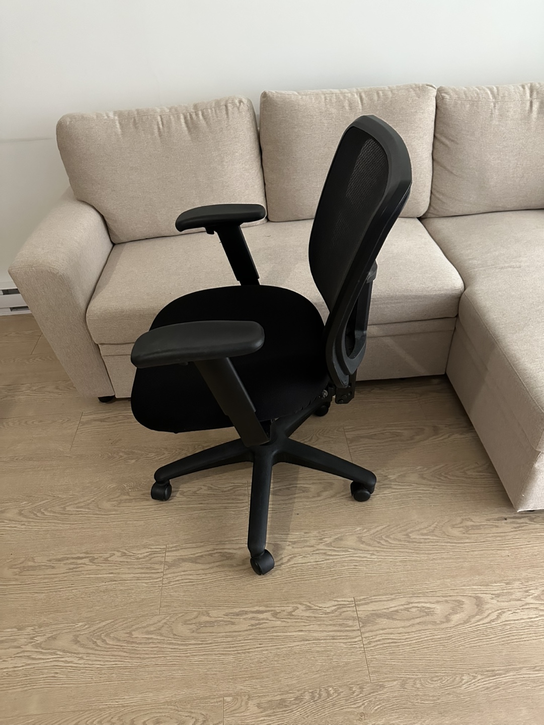 Black Mesh Office Chair with Armrests - photo 3