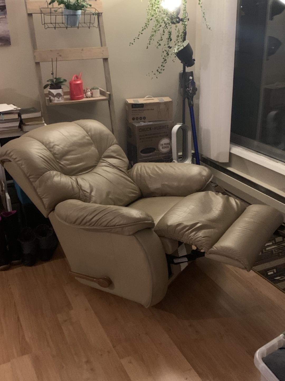 Beige Leather lazy boy Recliner - photo 5