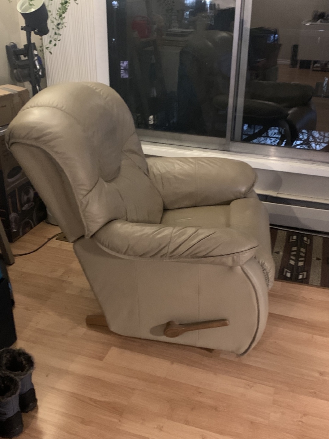 Beige Leather lazy boy Recliner - photo 3