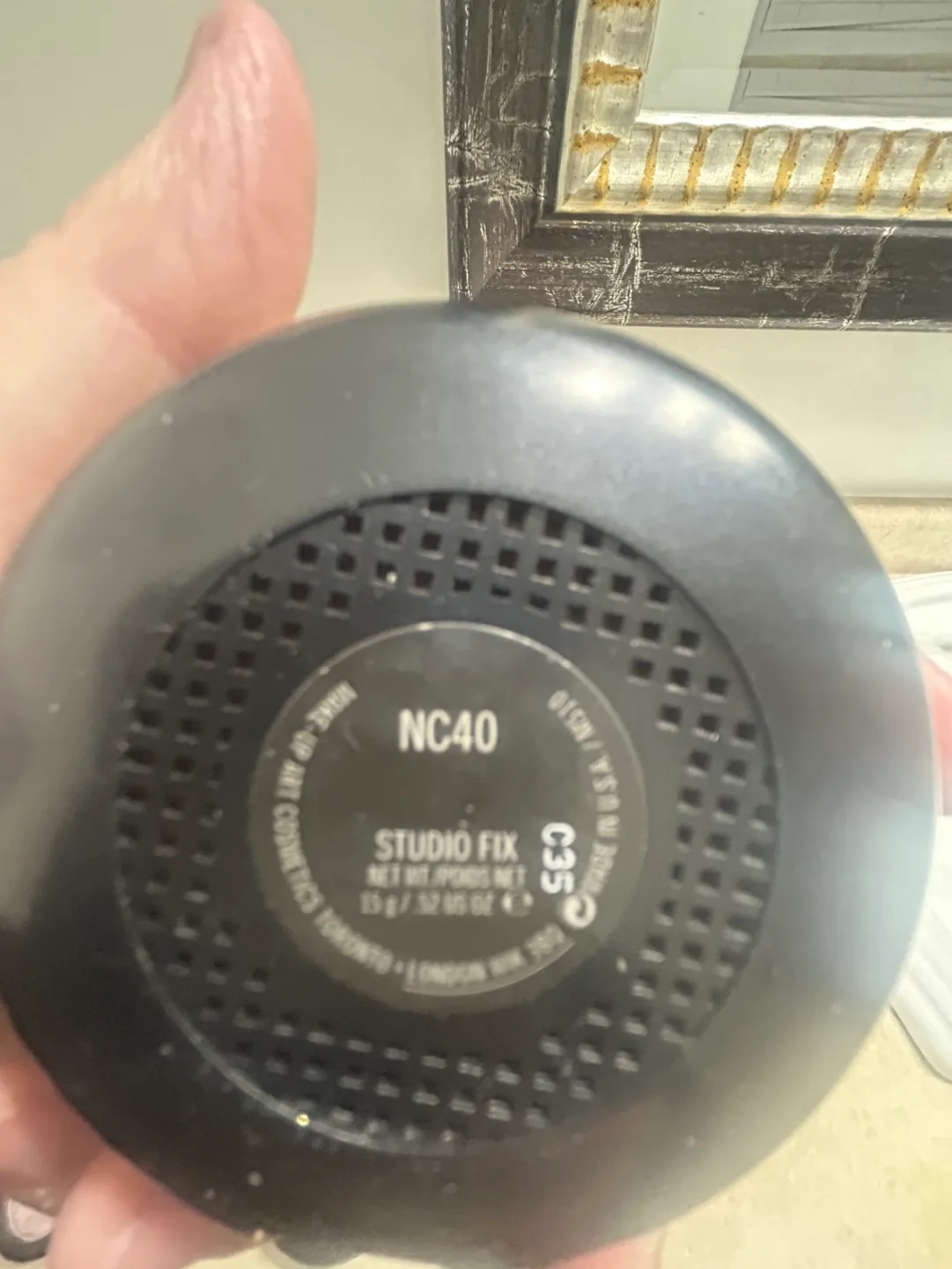 MAC Studio Fix Powder Foundation NC40 & NC42 + MAC Lipstick image indicator(2)