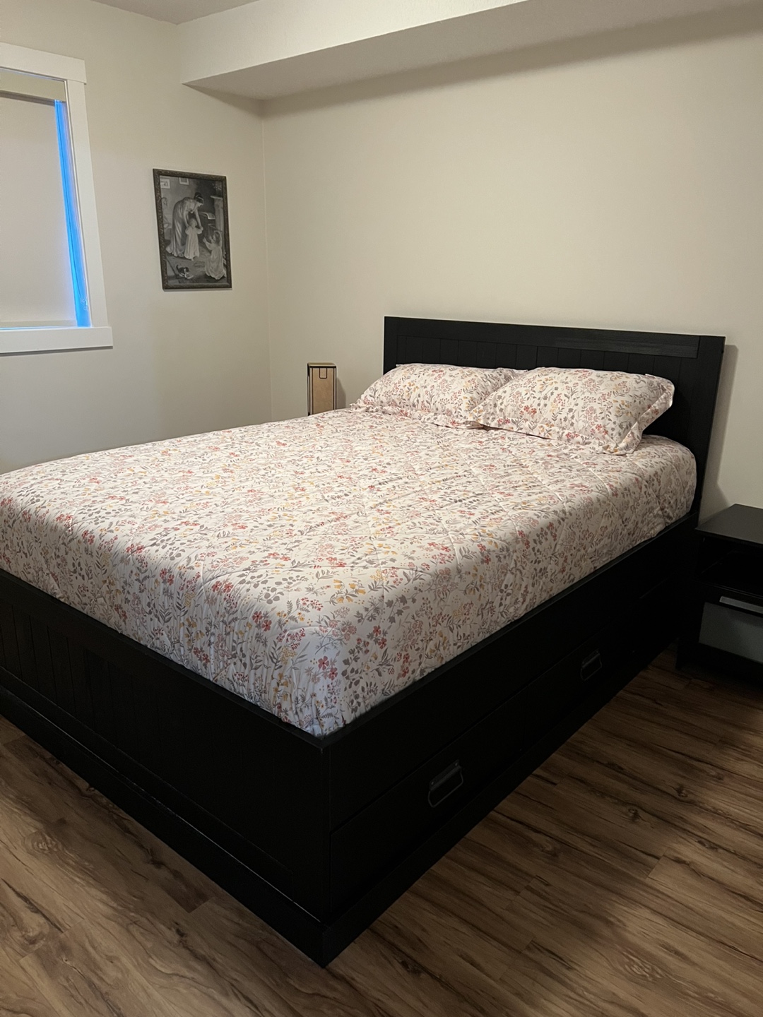Queen-size platform bed with 4 drawers bedroom suite