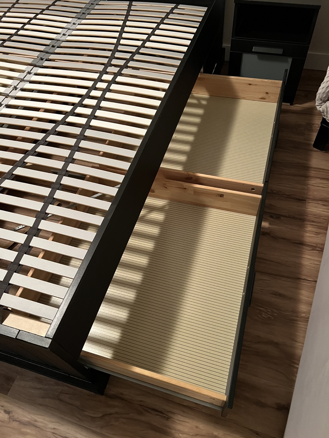 Queen-size platform bed with 4 drawers bedroom suite - photo 4