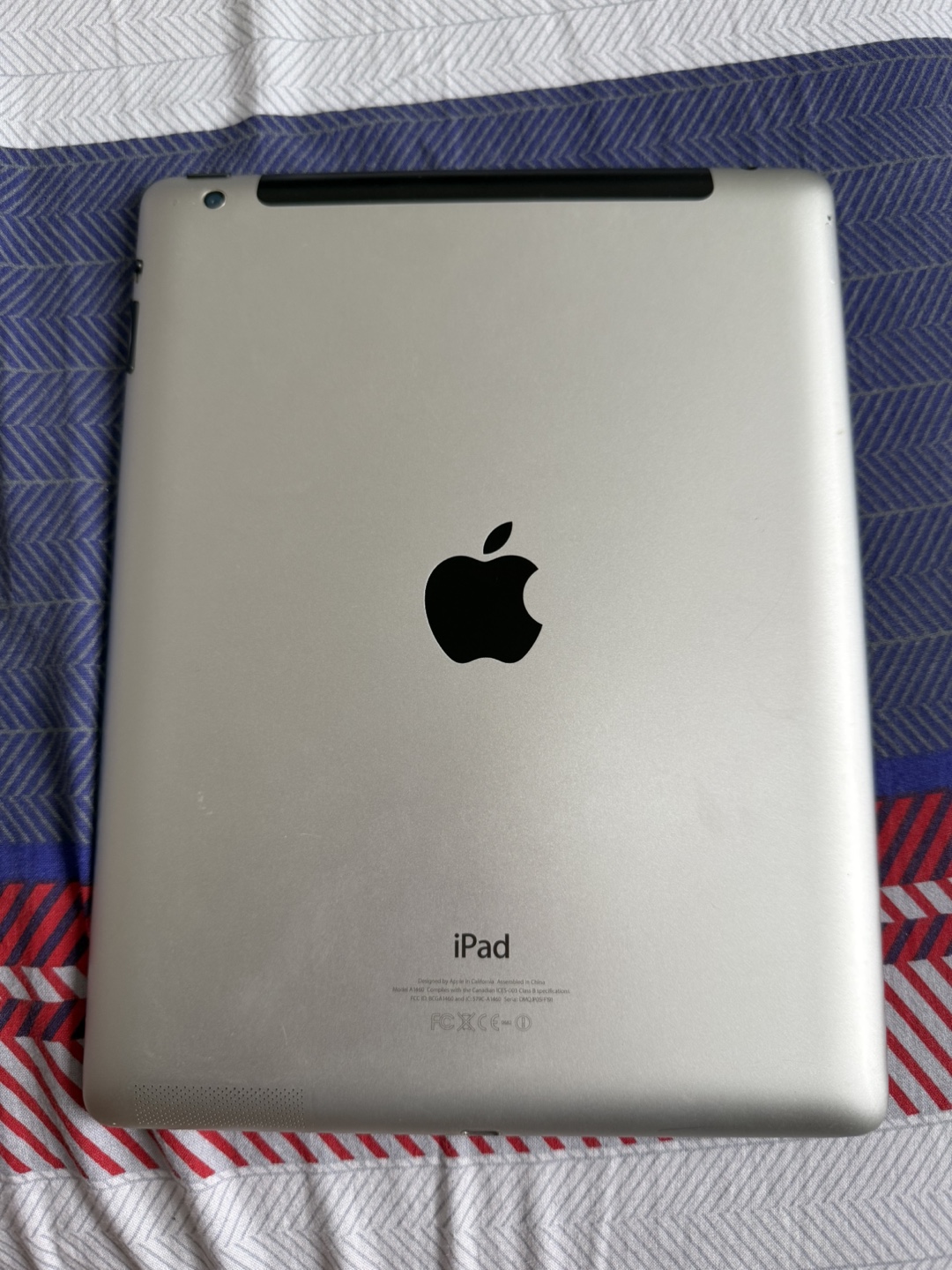 iPad 4th gen- Used Tablet - White - photo 3