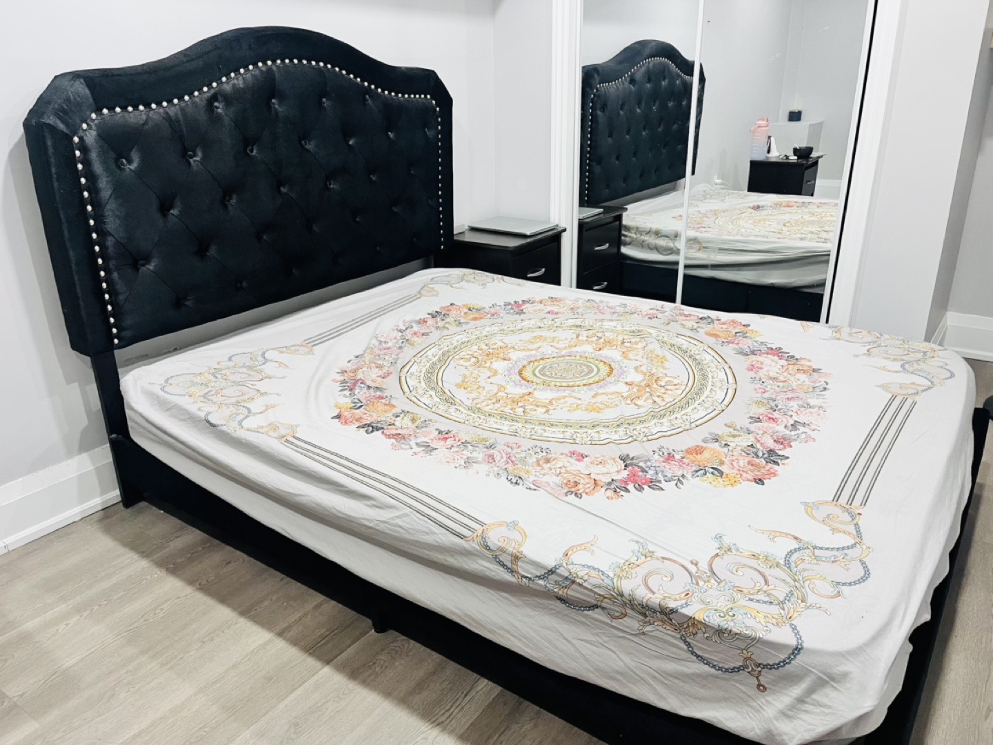 Queen Size Black Velvet Bed Frame - photo 3