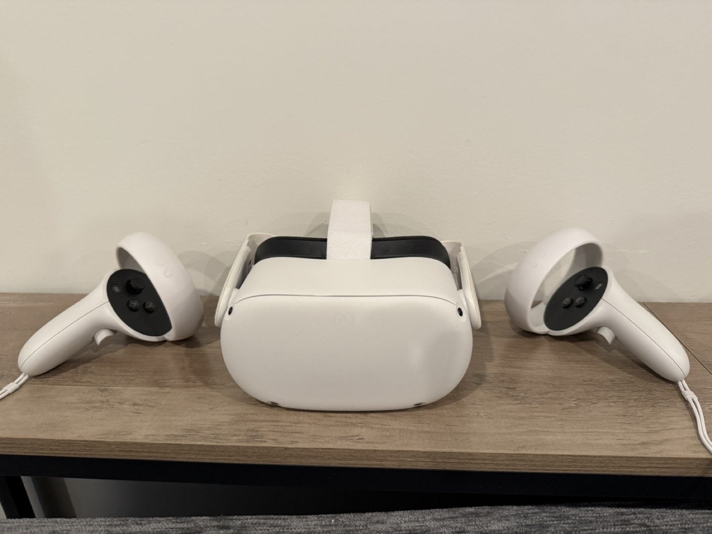 Meta Quest 2 VR Headset - White - Includes Resident Evil 4 - photo 2