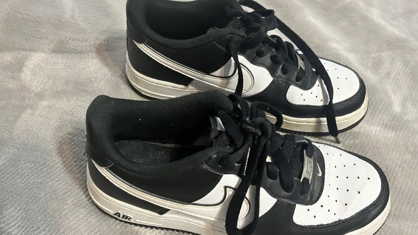 Nike Air Force 1 Shoes - Size Youth 6.5 image indicator(2)