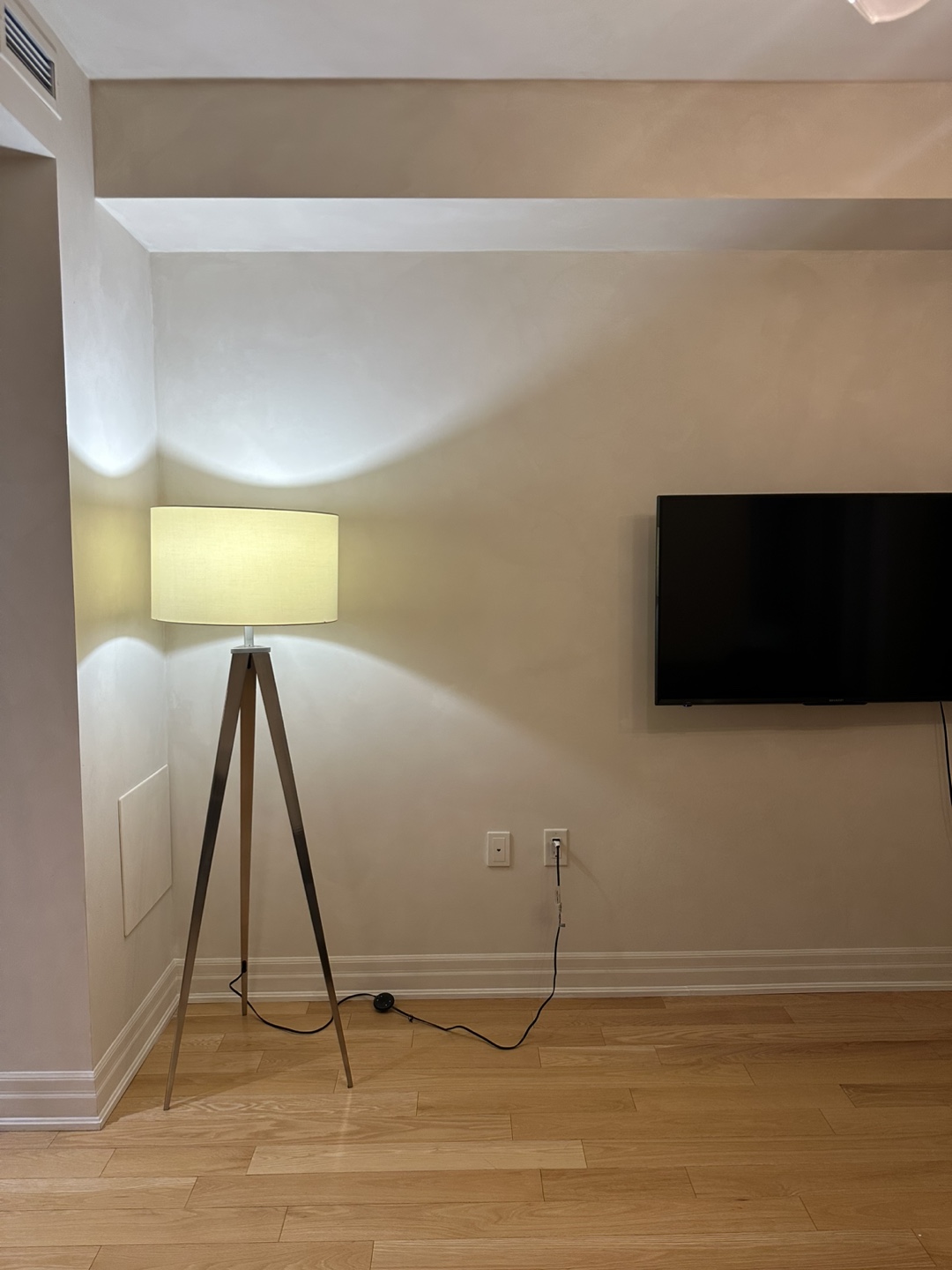 structube - Modern Tripod Floor  $40