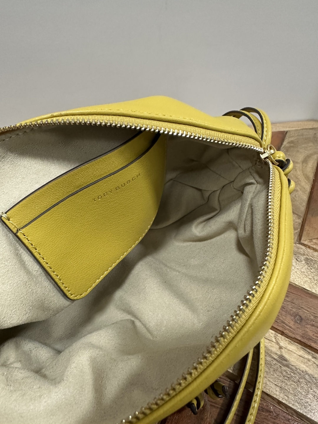 Tory Burch Yellow Leather Drawstring Bag - photo 2