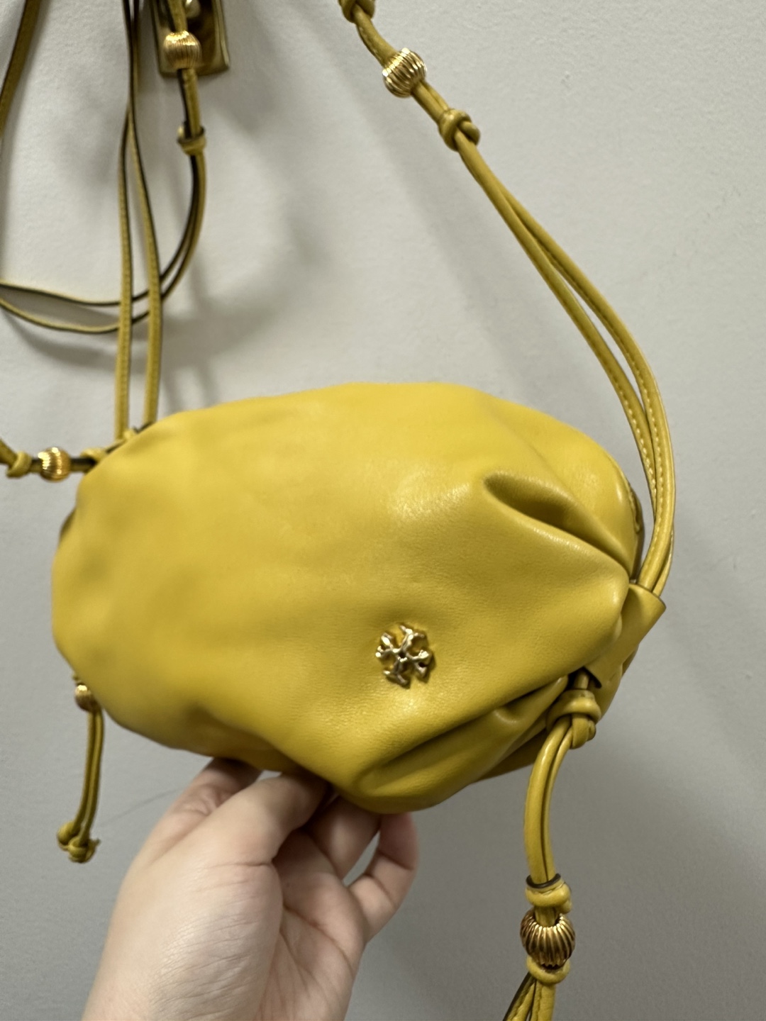 Tory Burch Yellow Leather Drawstring Bag - photo 3