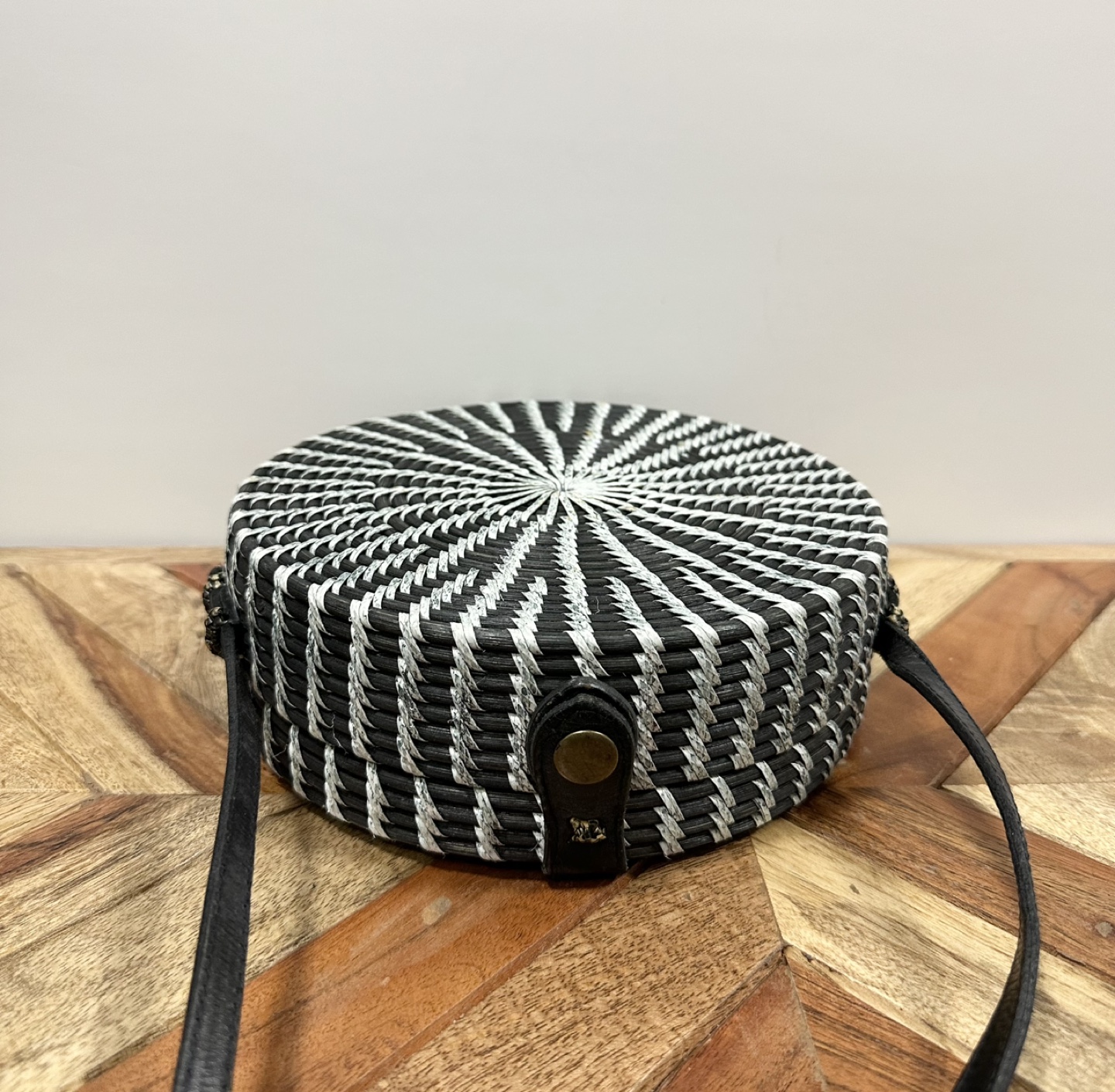 Black and White Round Woven Crossbody Bag - photo 4