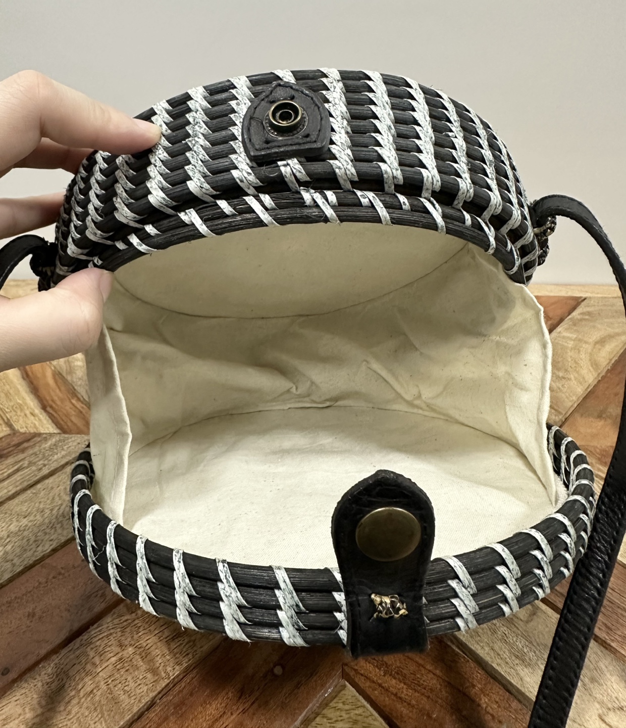 Black and White Round Woven Crossbody Bag - photo 5