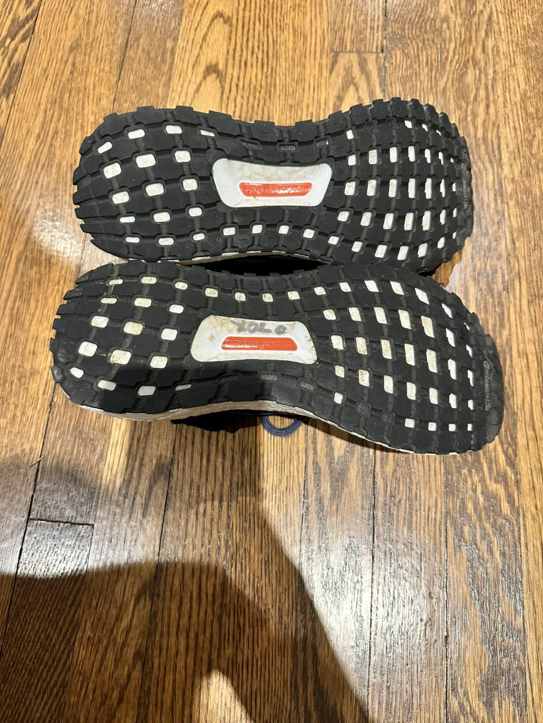 Women’s Adidas Ultraboosts -  size 7.5 - Great condition image indicator(3)