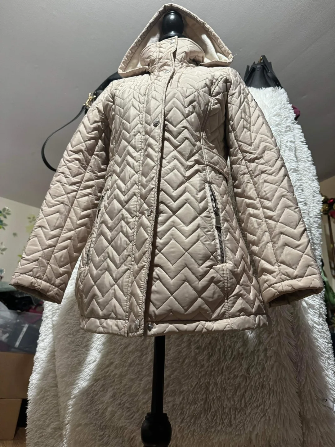 Calvin Klein Women's Beige Quilted Hooded Jacket image indicator(7)