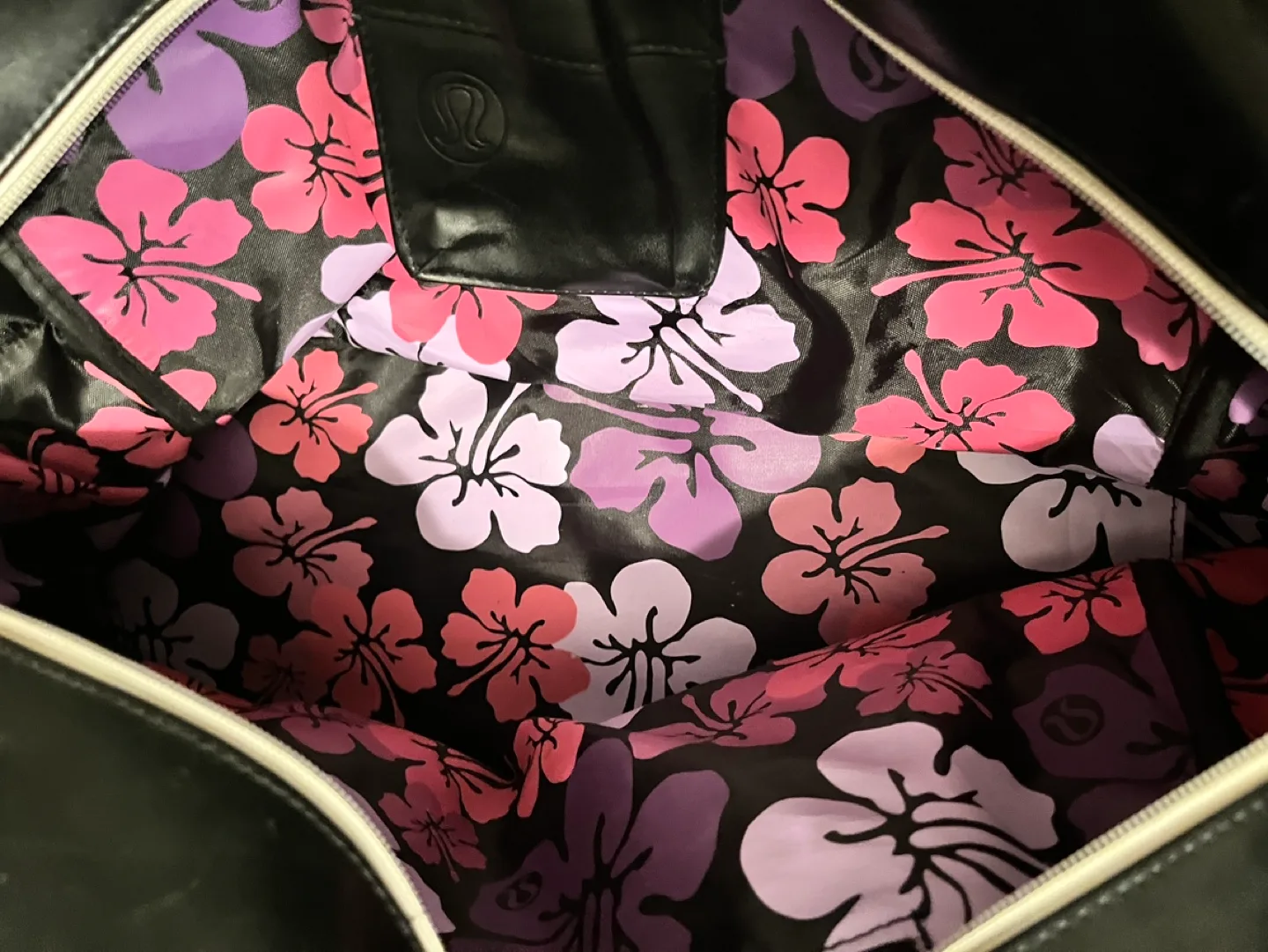 Lululemon Black and White Weekender Bag image indicator(3)