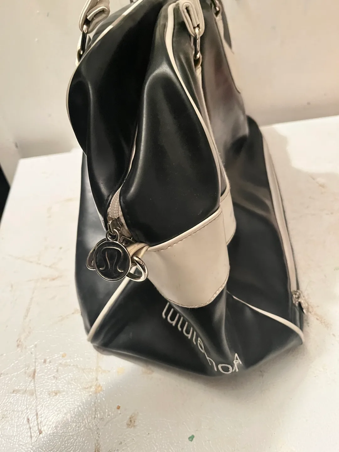 Lululemon Black and White Weekender Bag image indicator(2)