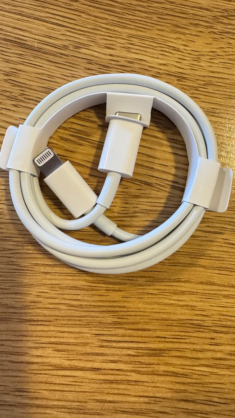 Apple USB-C to Lightning Cable image indicator(2)