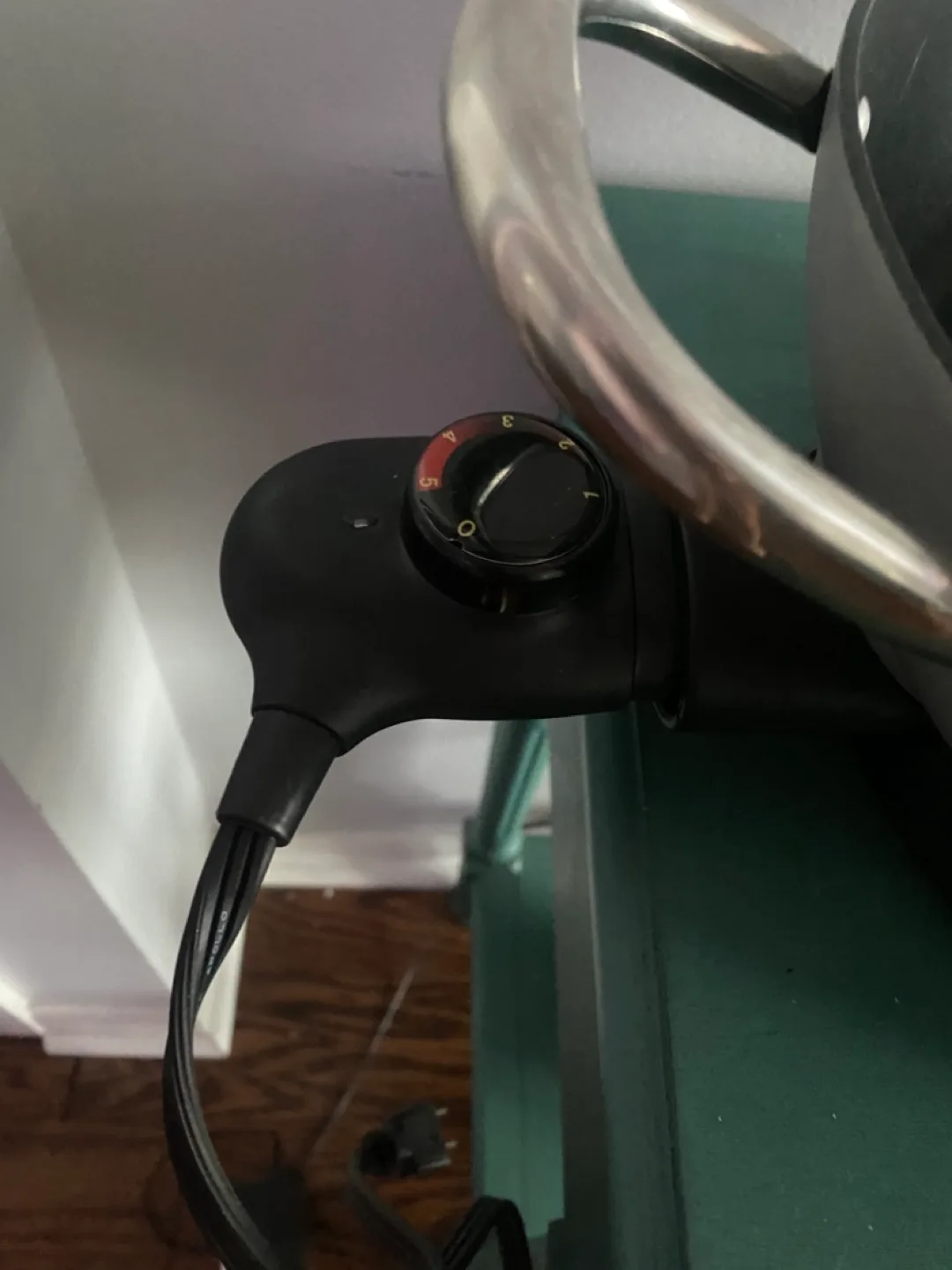 Never used Electric Wok with Glass Lid image indicator(3)