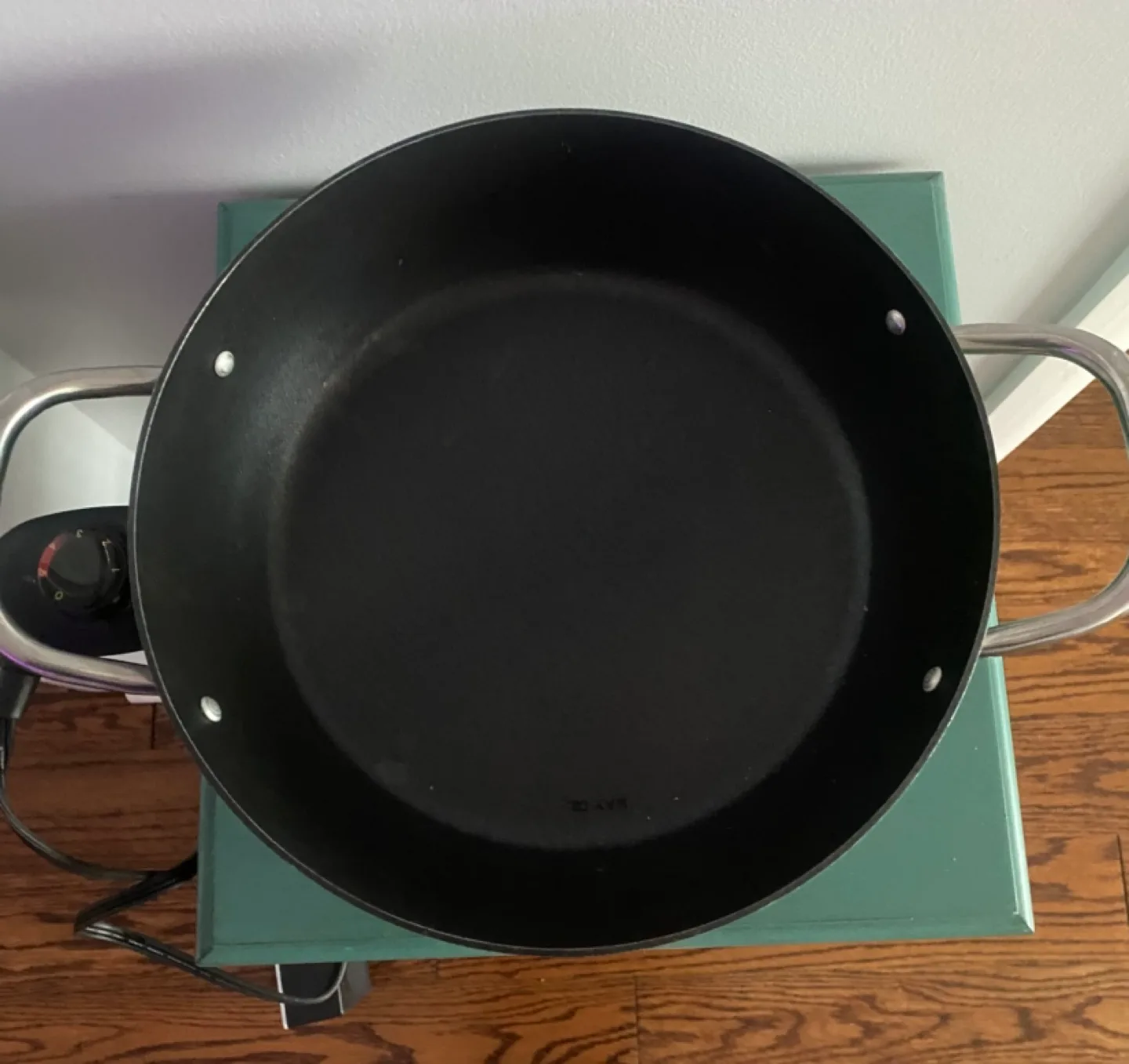 Never used Electric Wok with Glass Lid image indicator(2)