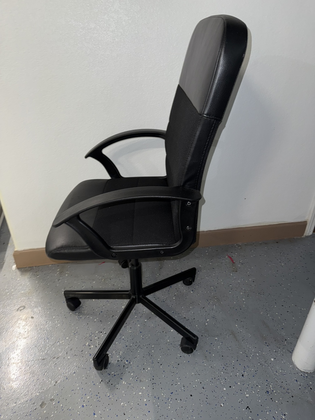Black Office Chair - photo 2