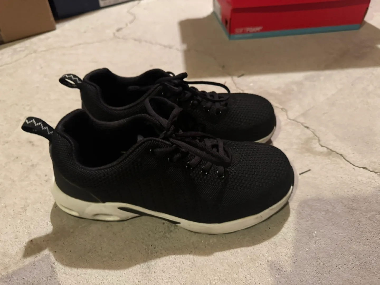 Women’s safety shoes for size 7.5 barely used image indicator(2)