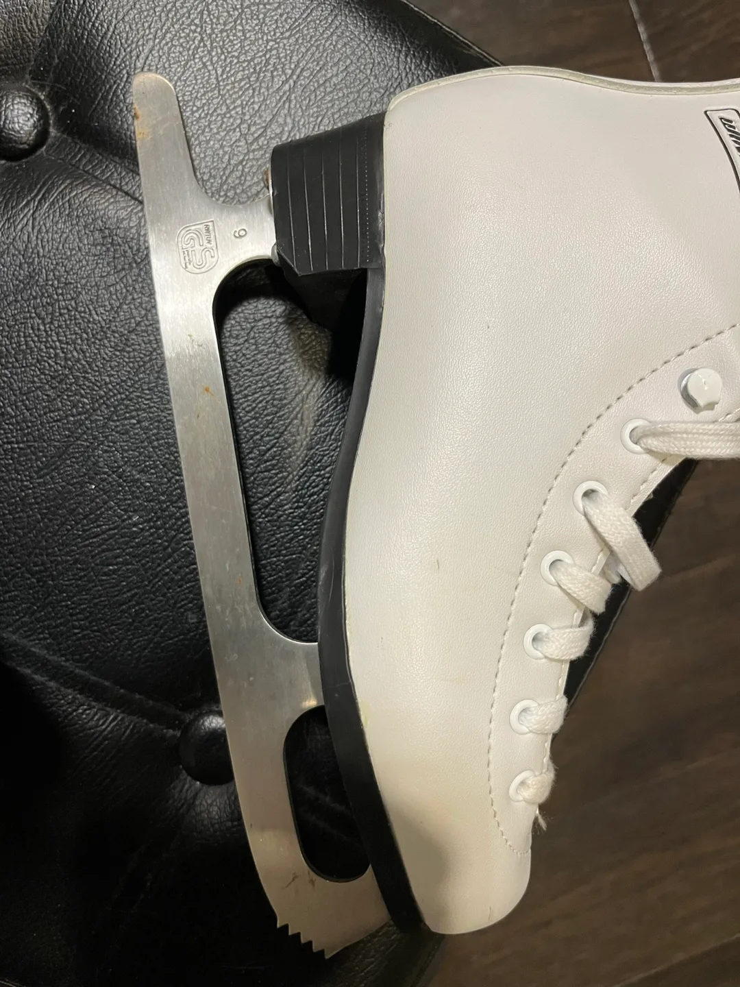 Winnwell Clean Hockey Figure Skates - Size 4J image indicator(2)