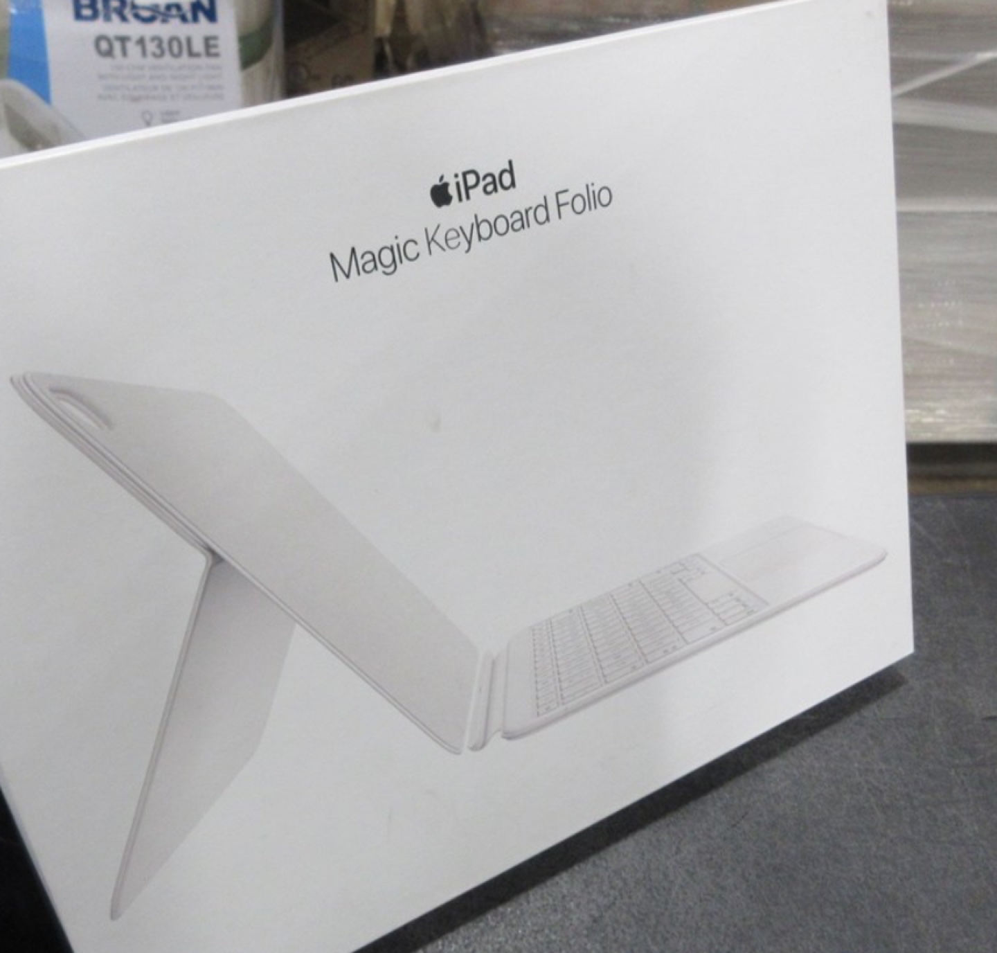 iPad Magic Keyboard Folio - White