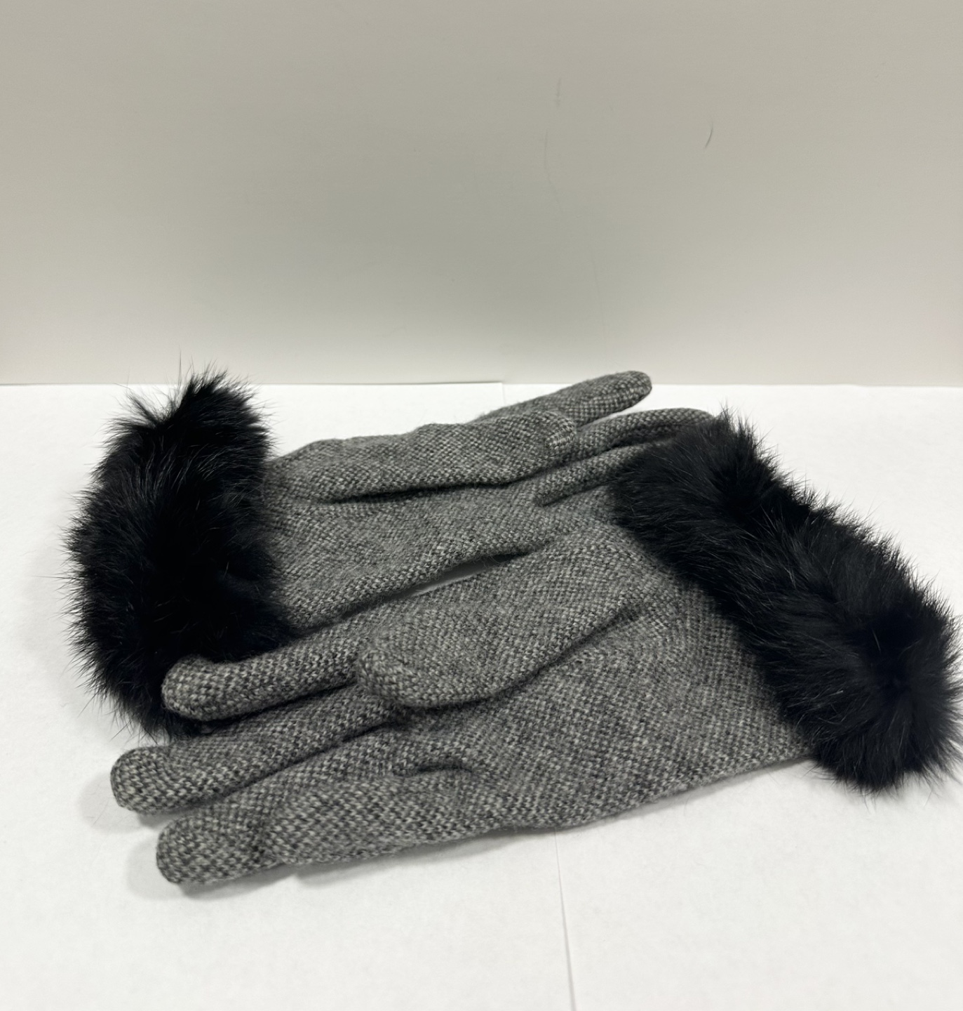 Grey wool gloves with black fur trim - photo 3