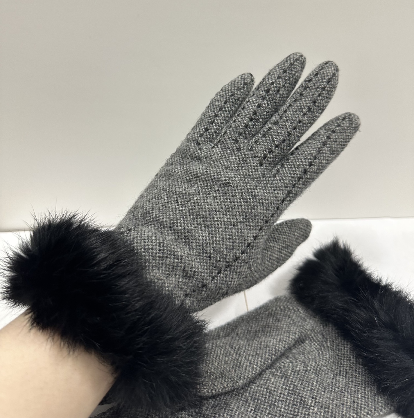 Grey wool gloves with black fur trim