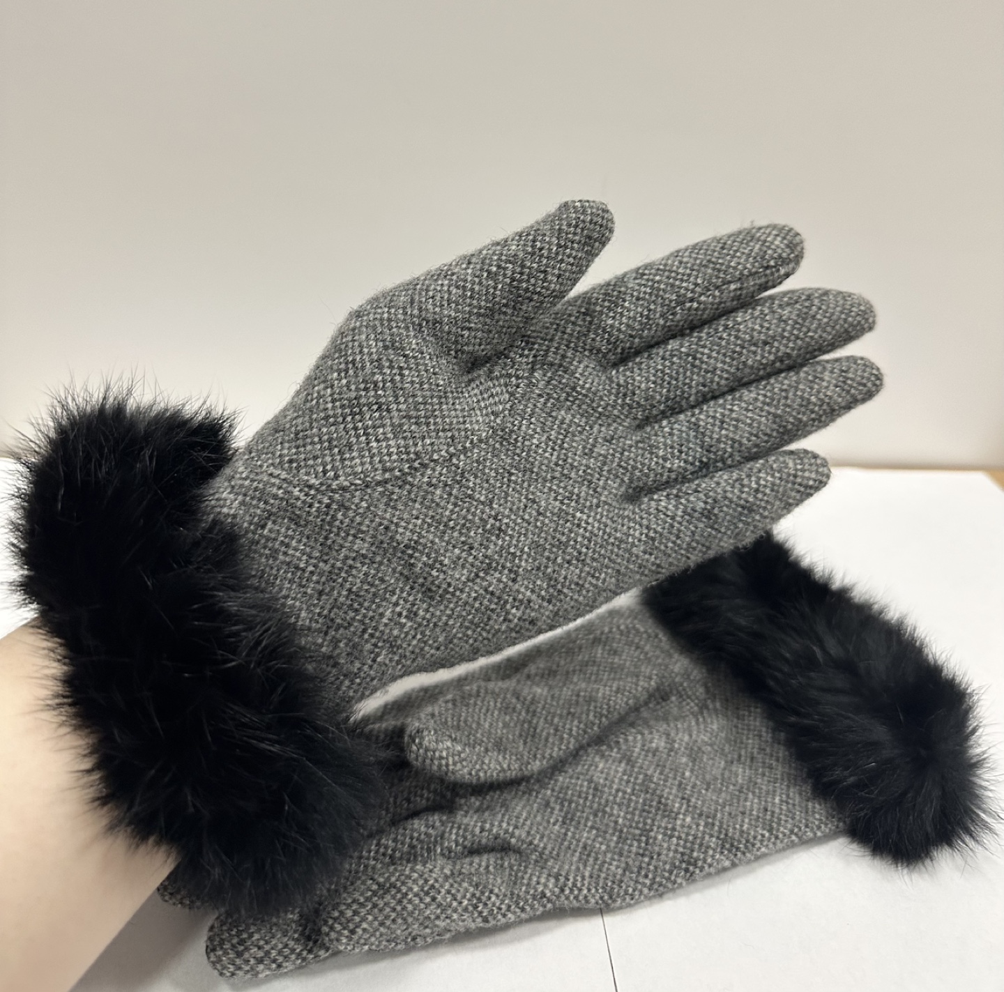 Grey wool gloves with black fur trim - photo 2