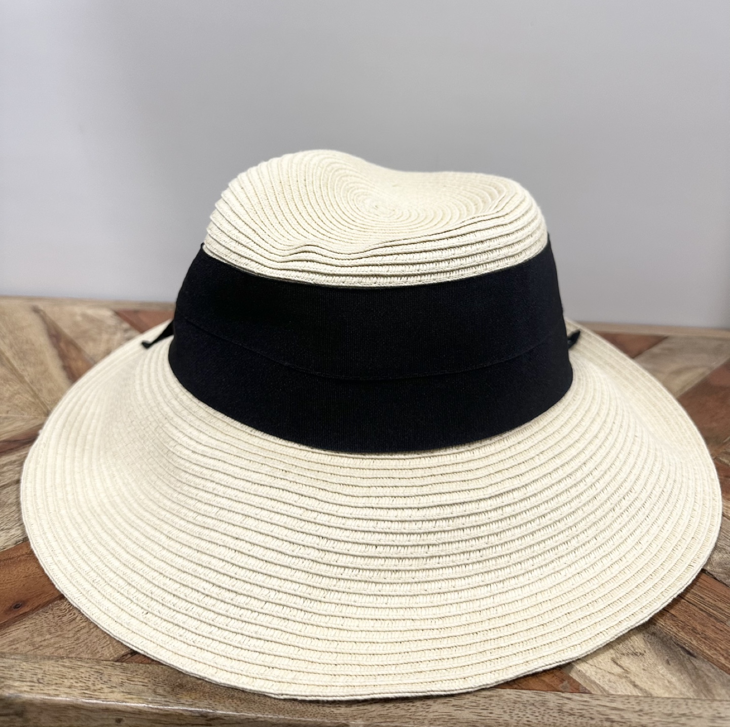 Women's Straw Hat with Black Bow - photo 3