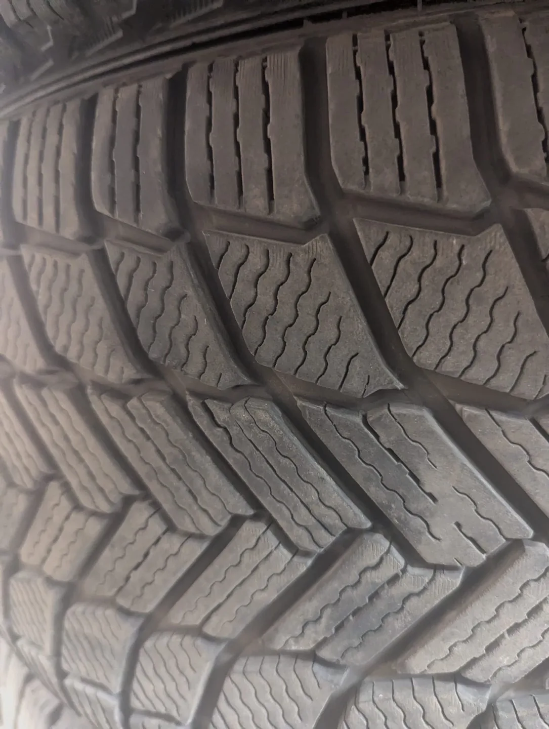 4 Michelin Winter Tyres 285/45R22 image indicator(3)
