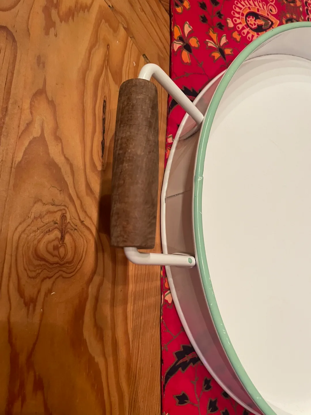 Round Metal Tray with Wooden Handles image indicator(5)