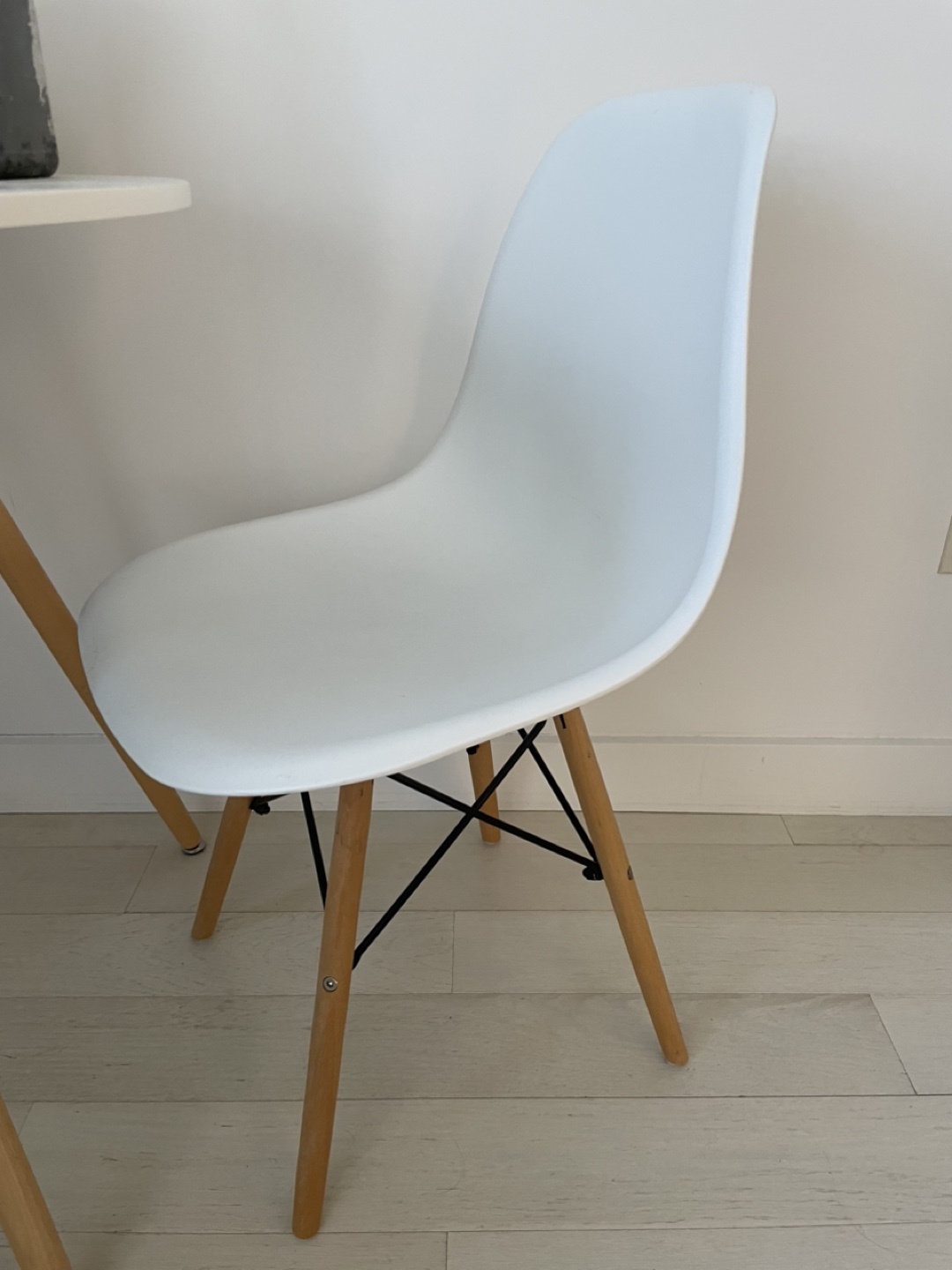 white plastic chair - photo 2