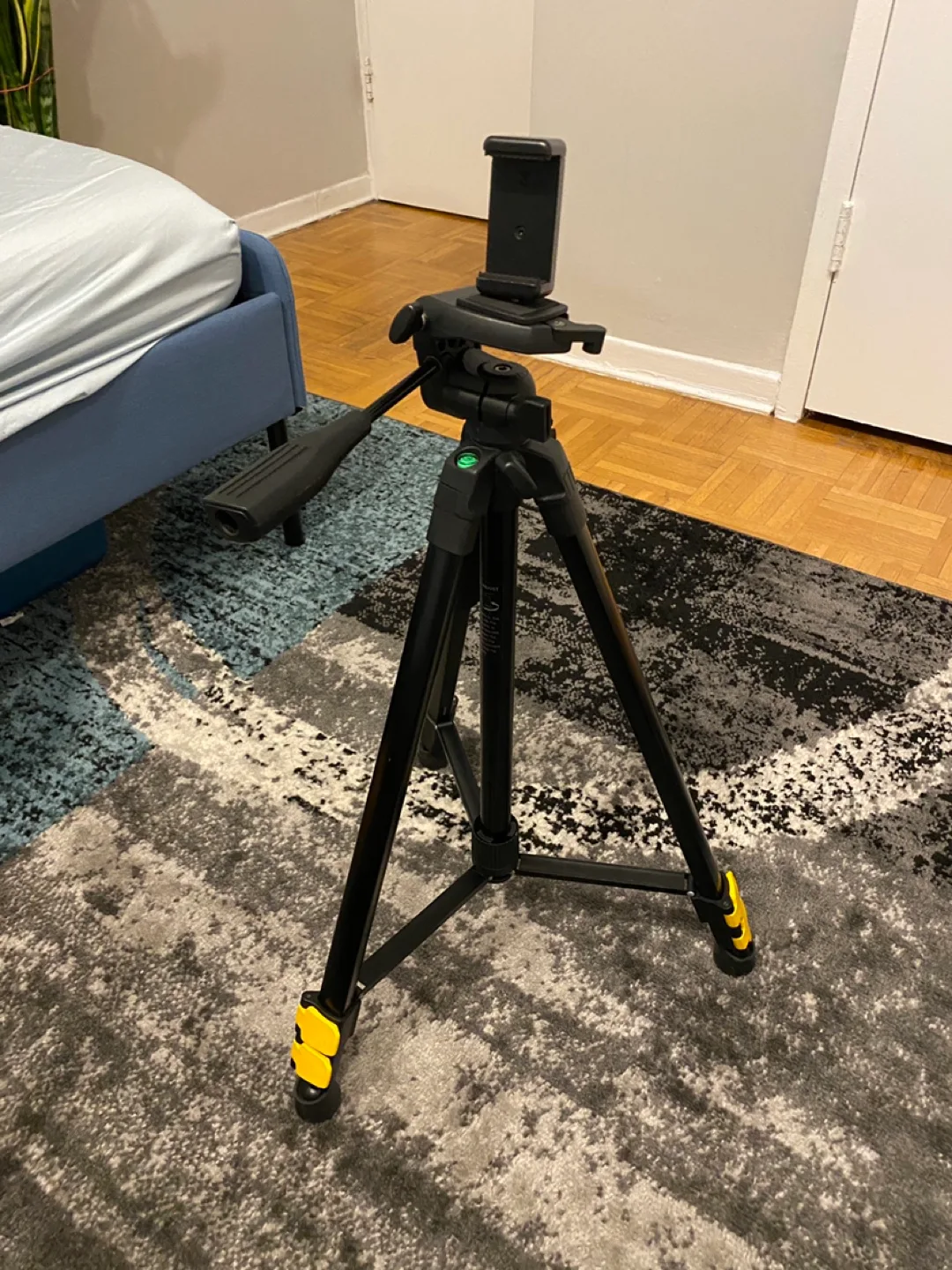 Nikon D5200 Kit with 2 lenses, tripod and bag image indicator(9)