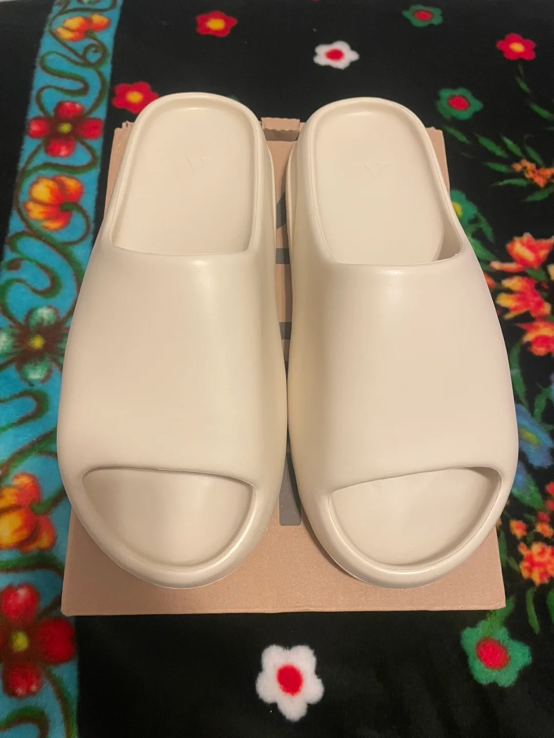Yeezy Slides Bone image indicator(2)