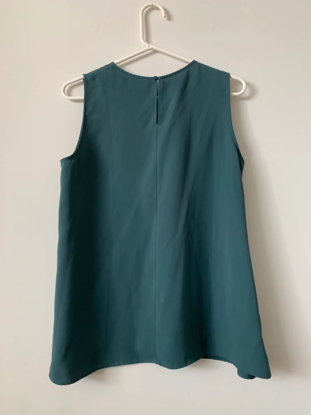 ‼️MOVING SALE‼️Uniqlo Teal Sleeveless Blouse image indicator(2)