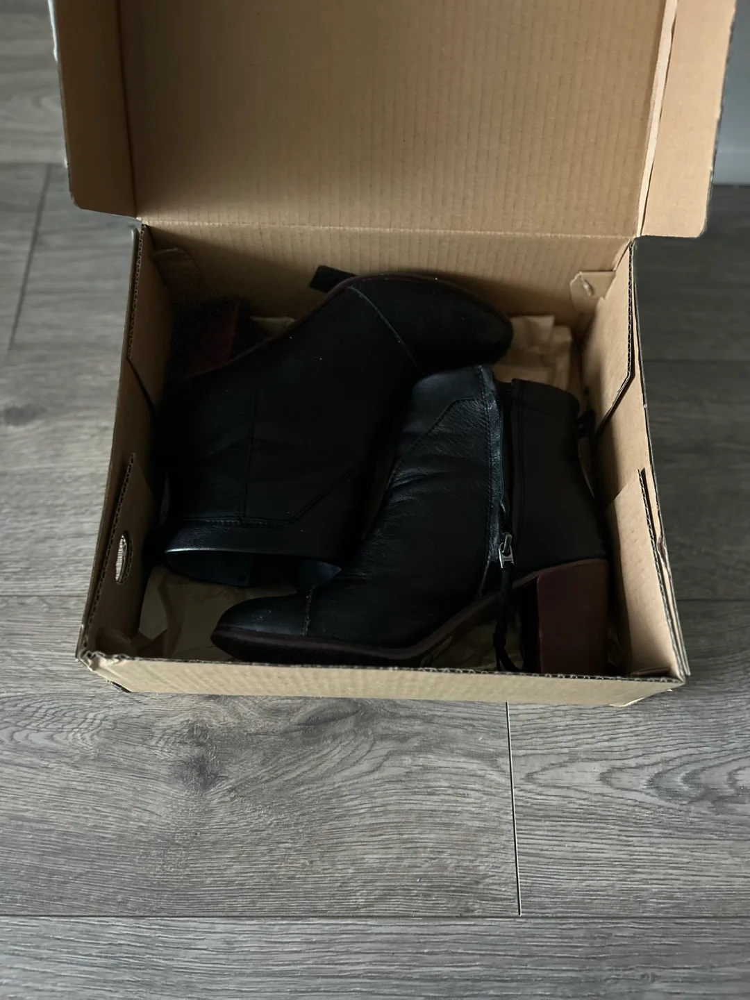 TOMS Black Leather Ankle Boots - Size 8 image indicator(6)